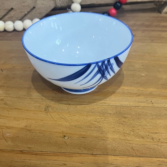 Vintage Other - Elegant Blue and White Ceramic Bowl